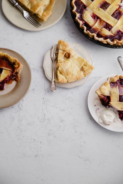 Kuchenstückchen Kleinen Tellern Auf Betongrund — Stockfoto