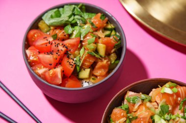 Marine edilmiş somon ve pirinç sebze salatası Kaseler poke 