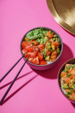 Marine edilmiş somon ve pirinç sebze salatası Kaseler poke