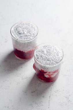 Chia puding ile ışık arka plan üzerinde çilek güler yüzlü iki bardak 
