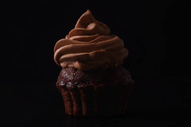 koyu arka plan üzerinde tatlı çikolatalı kek