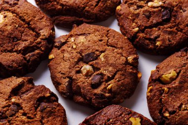 çikolata kurabiye beyaz zemin üzerine izole yığını 