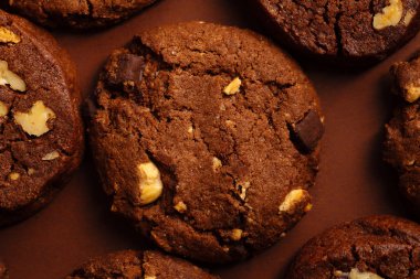 kahverengi zemin üzerine çikolata kurabiye yığını. Tek renk kavramı 