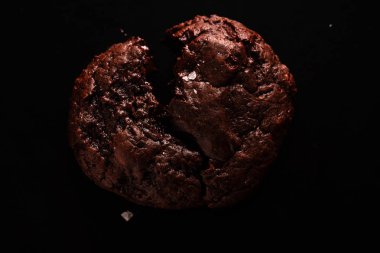 koyu arka plan üzerine tuz pul ile kırık yumuşak çikolatalı kurabiye 
