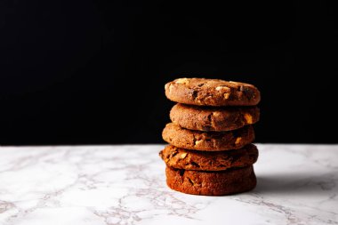 mermer zemin üzerine çikolata kurabiye yığını  