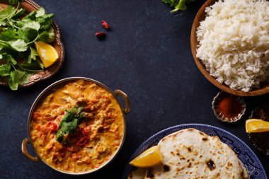 Hint yemekleri tavuk tikka masala ve pirinç naan ekmek ve baharat ile 
