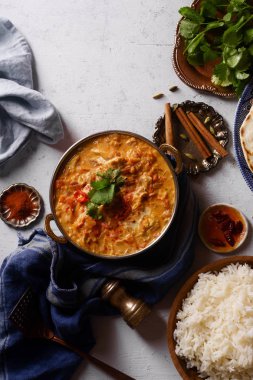 Hint yemekleri tavuk tikka masala ve pirinç naan ekmek ve baharat ile 