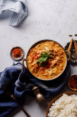 Hint yemekleri tavuk tikka masala ve baharatlar ile pirinç 