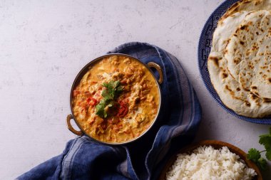 Hint yemekleri tavuk tikka masala ve pirinç naan ekmek ve baharat ile 