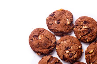 çikolata kurabiye beyaz zemin üzerine izole yığını 