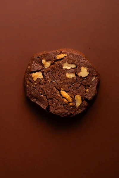 Schokoladenkeks Auf Braunem Hintergrund Monochromes Konzept — Stockfoto