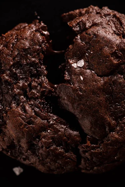 Gebrochener Weicher Schokoladenkeks Mit Salzflocken Auf Dunklem Hintergrund — Stockfoto