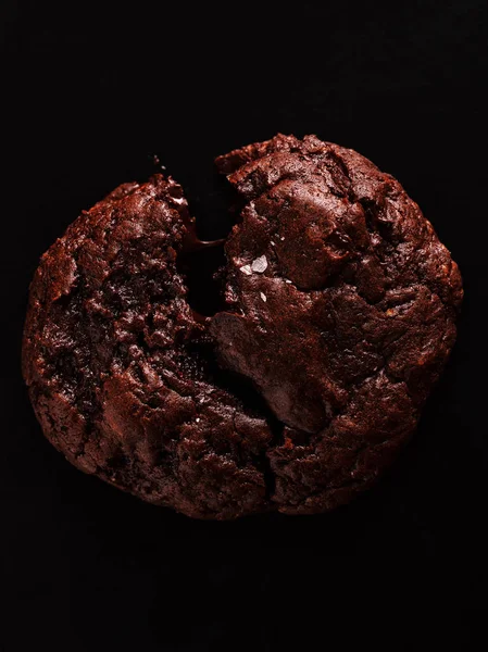 Gebrochener Weicher Schokoladenkeks Mit Salzflocken Auf Dunklem Hintergrund — Stockfoto