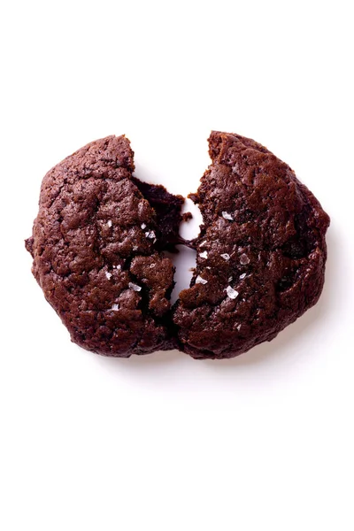 Gebrochener Weicher Schokoladenkeks Mit Salzflocken Auf Weißem Hintergrund — Stockfoto