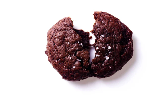Gebrochener Weicher Schokoladenkeks Mit Salzflocken Auf Weißem Hintergrund — Stockfoto