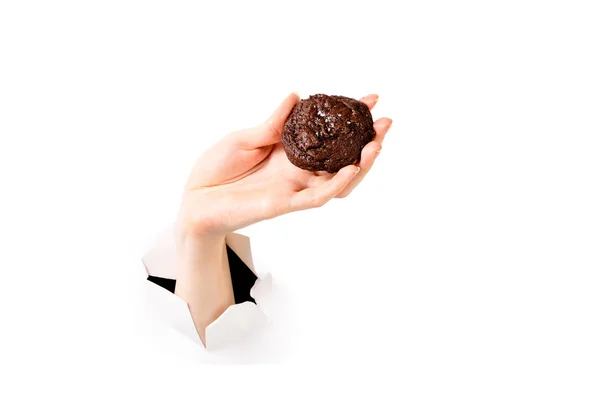 Жіноча Рука Рвана Білий Папір Тримає Шоколадне Печиво — стокове фото