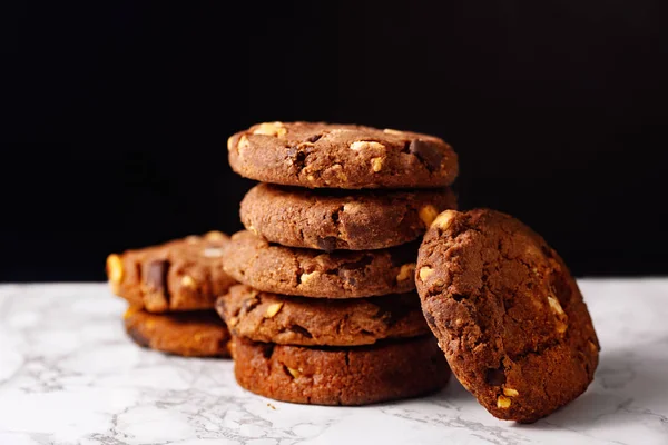Pile Biscuits Chocolat Sur Fond Marbre — Photo