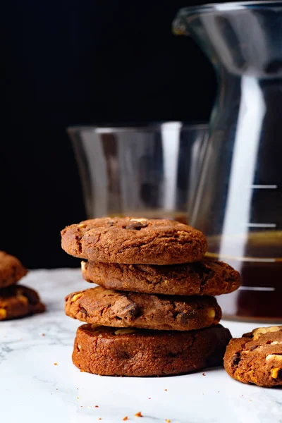 Pile Biscuits Chocolat Avec Verser Sur Café Dans Verrerie Sur — Photo