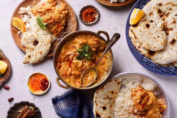 Indian Dishes Chicken Tikka Masala Rice Naan Bread Spices — Stock Photo, Image