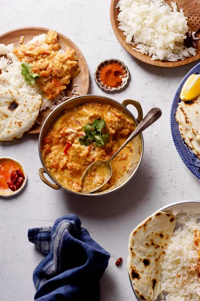 Индийские Блюда Курицы Тикка Масала Рис Наанским Хлебом Специями — стоковое фото