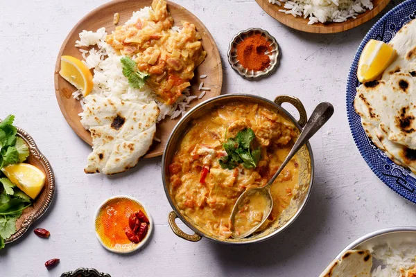 Индийские Блюда Курицы Тикка Масала Рис Наанским Хлебом Специями — стоковое фото