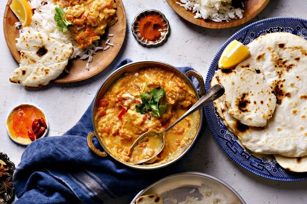 Ινδικά Πιάτα Κοτόπουλο Tikka Masala Και Ρύζι Naan Ψωμί Μπαχαρικά — Φωτογραφία Αρχείου