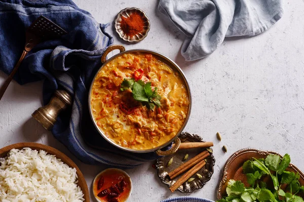 Hint yemekleri tavuk tikka masala ve baharatlar ile pirinç 