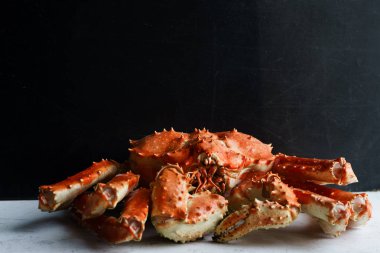 Büyük tüm Alaska yengeç beton zemin üzerine