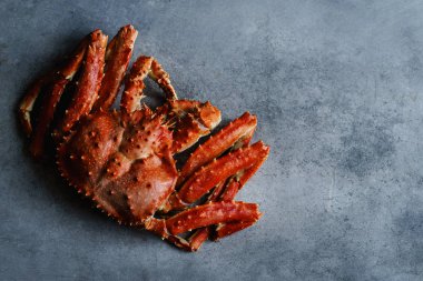 Büyük tüm Alaska yengeç beton zemin üzerine