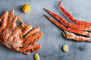 Büyük Alaska yengeç beton zemin üzerine limon dilimleri ile