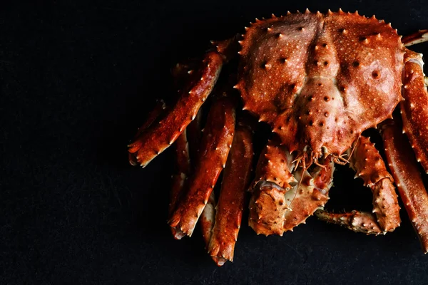 暗い背景に大きな全体アラスカ蟹 — ストック写真