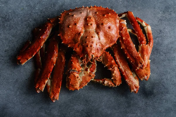 Grand Crabe Alaska Entier Sur Fond Béton — Photo