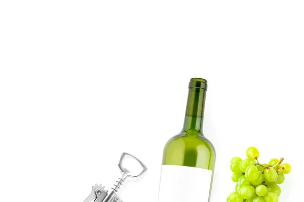 Botella Vino Blanco Con Sacacorchos Racimo Uvas Aisladas Sobre Fondo — Foto de Stock