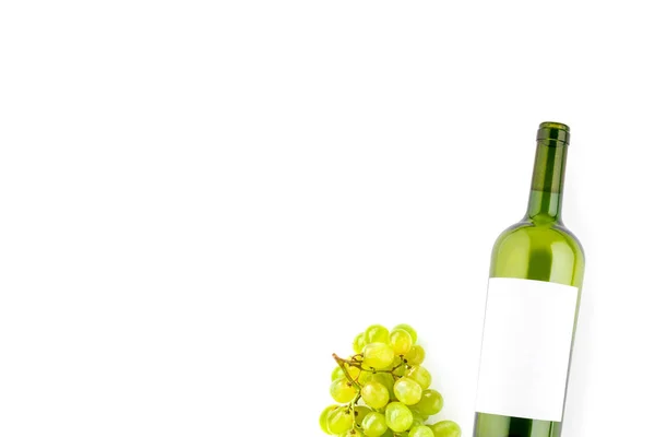 Botella Vino Blanco Con Racimo Uvas Aisladas Sobre Fondo Blanco — Foto de Stock