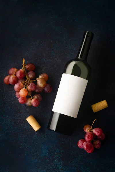 Plana Maqueta Con Botella Vino Corchos Con Uva Roja Sobre — Foto de Stock