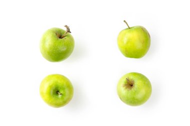 Dört taze yeşil elma beyaz arka plan üzerinde üstten görünüm izole