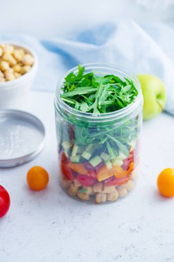 Sağlıklı salata nohut ve roka ve kavanoz sebze parçaları ile. Take away kolay öğle yemeği kavramı