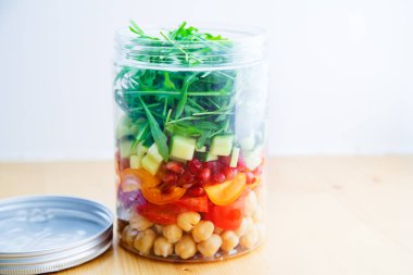 Sağlıklı salata nohut ve roka ve kavanoz sebze parçaları ile. Take away kolay öğle yemeği kavramı