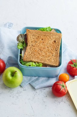 Yeşiller ve jambon ile sağlıklı sandviç plastik kap içinde Paketli. İş yerinde öğle yemeği için paket servisi olan restoran gıda 