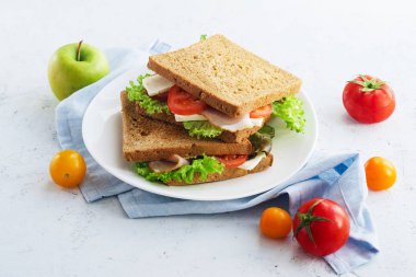 yeşillikleri ile sağlıklı sandviç ve domates ve peynirle plaka üzerinde jambon, yemek fikirler için çalışmak