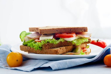 yeşillikleri ile sağlıklı sandviç ve domates ve peynirle plaka üzerinde jambon, yemek fikirler için çalışmak