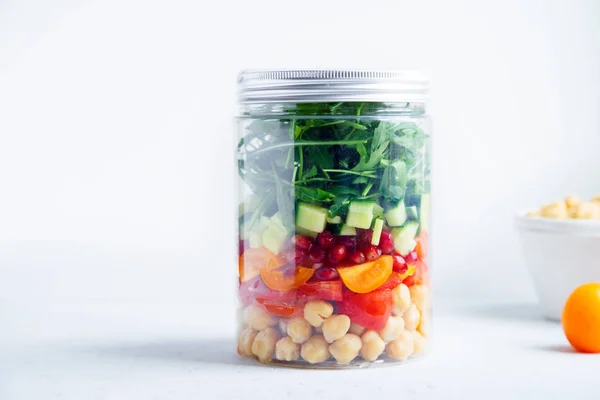 Salada Saudável Com Grão Bico Rúcula Pedaços Legumes Jarra Tirar — Fotografia de Stock