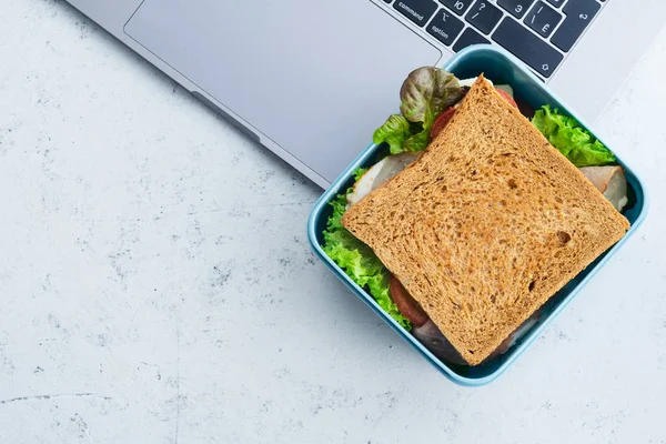 Здоровий Бутерброд Зеленню Шинкою Упакований Пластиковий Контейнер Ноутбуці Виймання Їжі — стокове фото