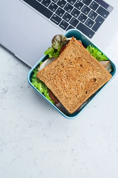 Sándwich Saludable Con Verduras Jamón Envasado Recipiente Plástico Ordenador Portátil — Foto de Stock