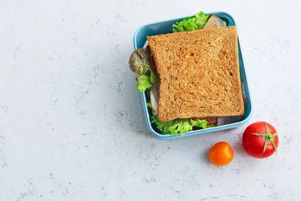 健康三明治 蔬菜和火腿包装在塑料容器中 工作中午餐外卖食品 — 图库照片