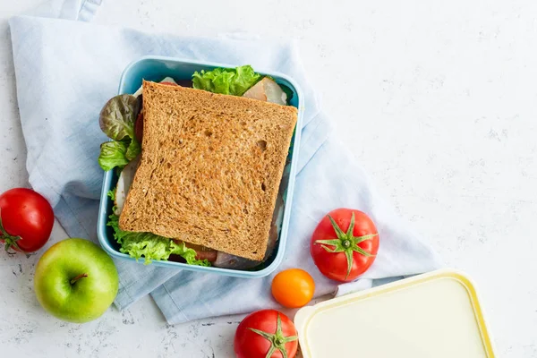 Здоровий Бутерброд Зеленню Шинкою Упакований Пластиковий Контейнер Виймання Їжі Обід — стокове фото