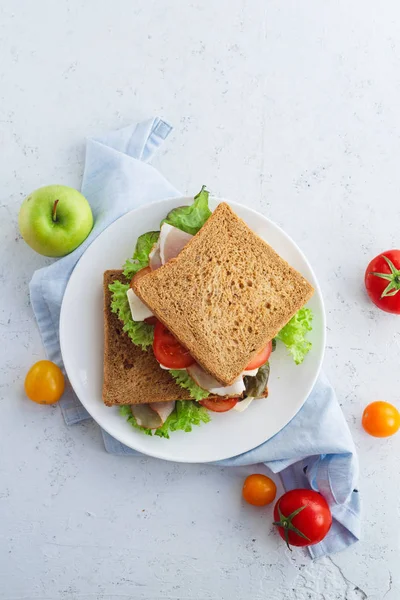 Gesundes Sandwich Mit Gemüse Und Schinken Mit Tomaten Und Käse — Stockfoto