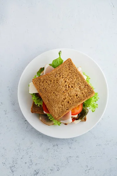 Gesundes Sandwich Mit Gemüse Und Schinken Mit Tomaten Und Käse — Stockfoto