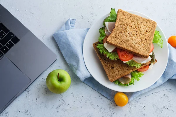 Panino Sano Con Verdure Prosciutto Con Pomodori Formaggio Sul Piatto — Foto Stock