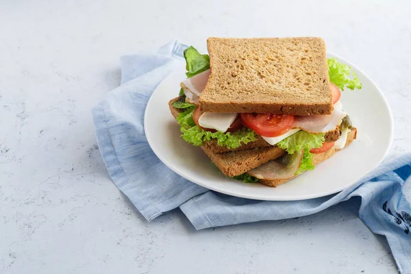Здоровий Бутерброд Зеленню Шинкою Помідорами Сиром Тарілці Обідні Ідеї Роботи — стокове фото